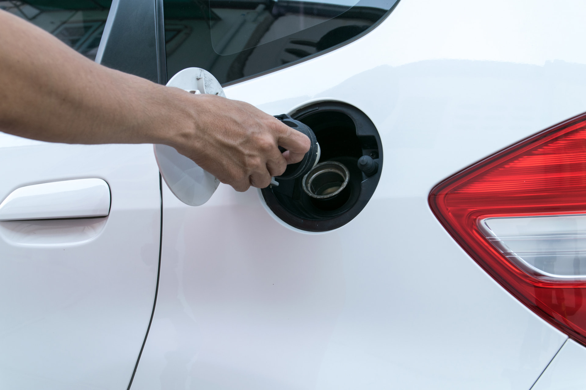 Opening a vehicle fuel filler cap before fueling
