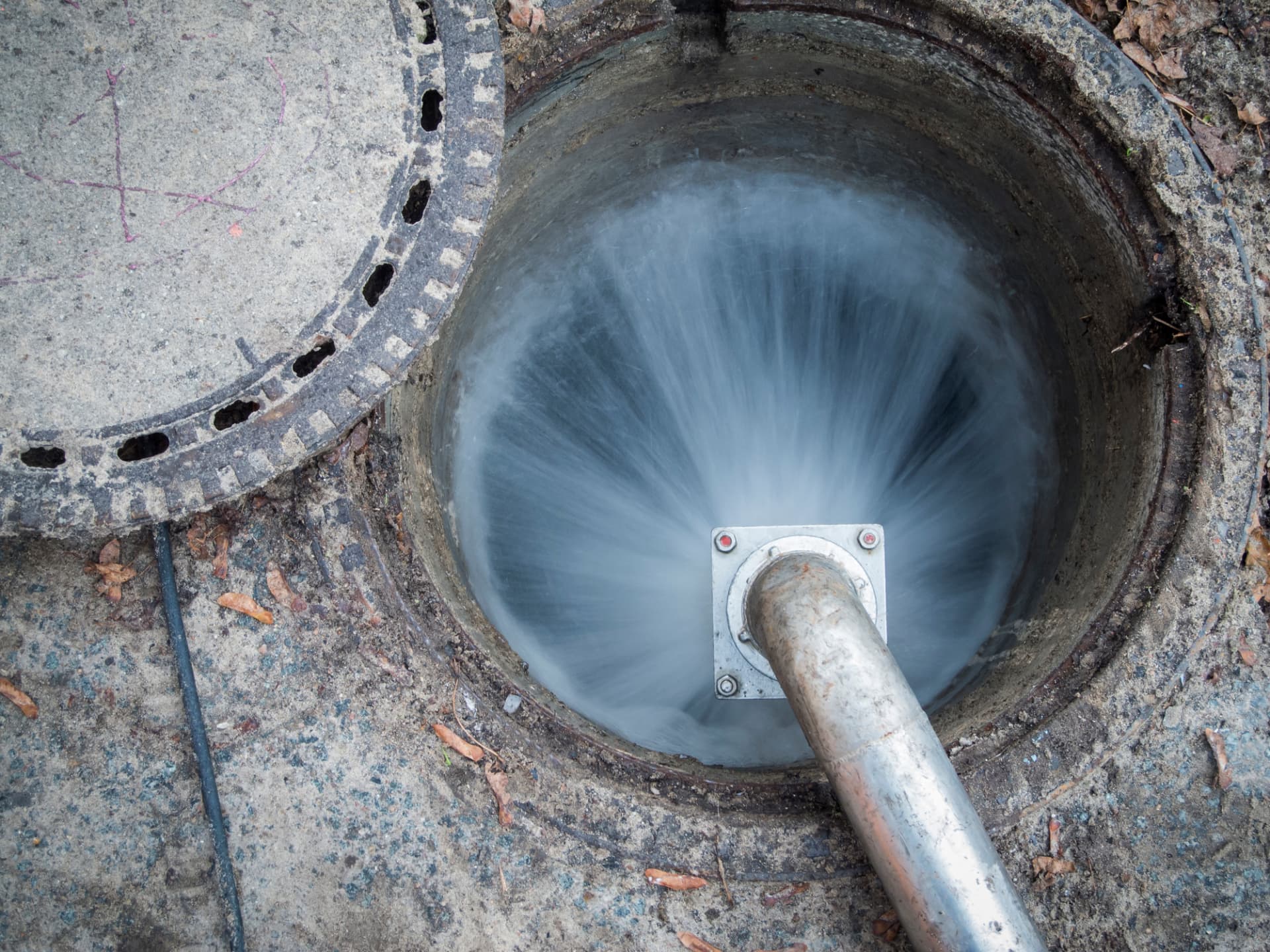 High-pressure flushing inside a tank access chamber